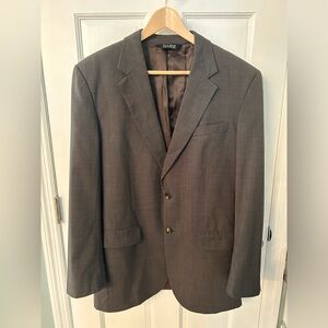 Jos A Banks suit top size 43R, no visible damage or wear.